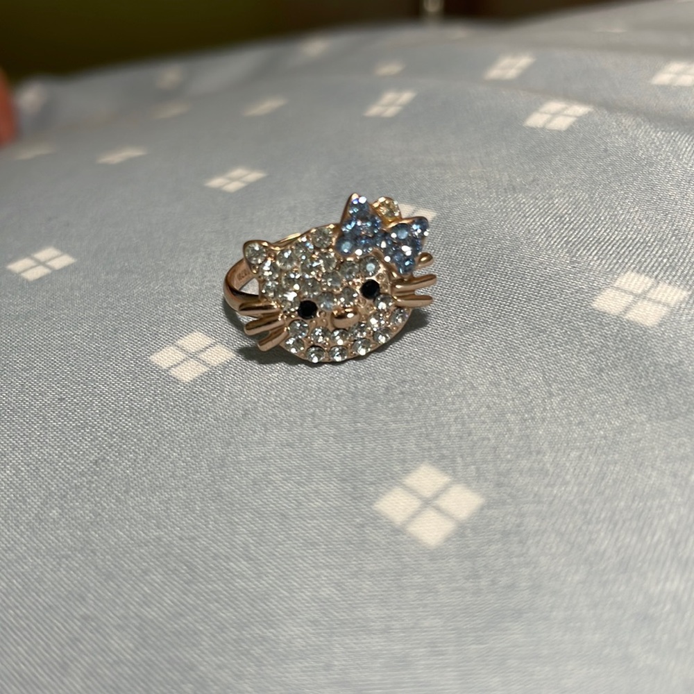 Rose gold hello kitty ring with blue bow